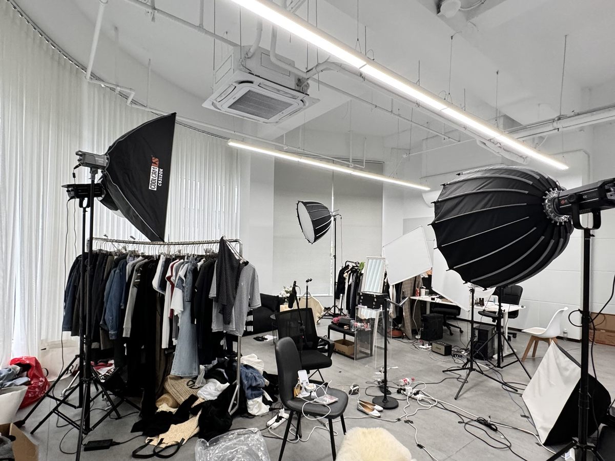 配有专业摄影灯、背景布与服装陈列的直播及商品拍摄场地